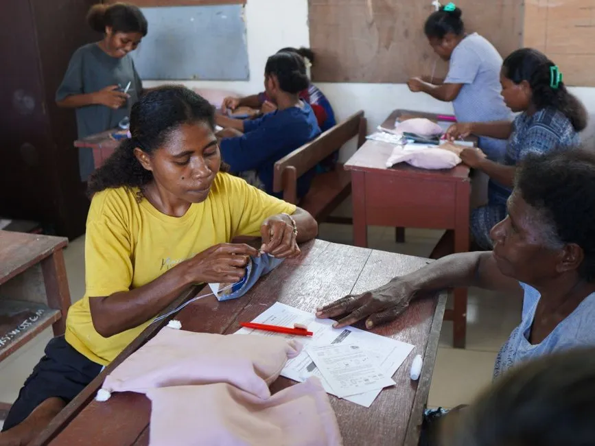 Atelier d'association d'insertion avec salariés en parcours préparant une commande pour une entreprise